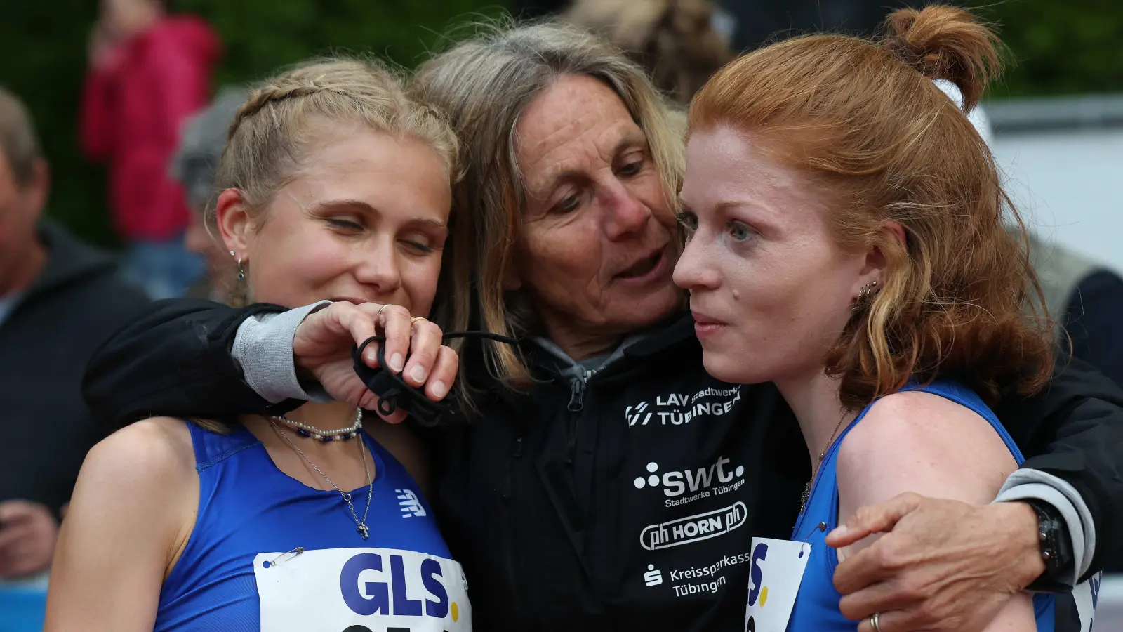 Eng am Athlet: Bundestrainerin Isabelle Baumann (Mitte, hier mit anderen Talenten) lobt Florian Bremm für seine gute Form in diesem Jahr. (Foto: Theo Kiefner)