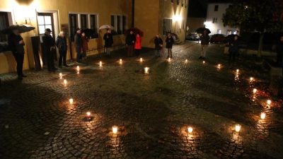 Vergangenes Jahr fand eine Mahnwache vor dem Heilsbronner Rathaus statt. In diesem Jahr rechnet die Polizei damit, dass mehr Menschen an Gedenkveranstaltungen teilnehmen werden. (Foto: Alexander Biernoth)