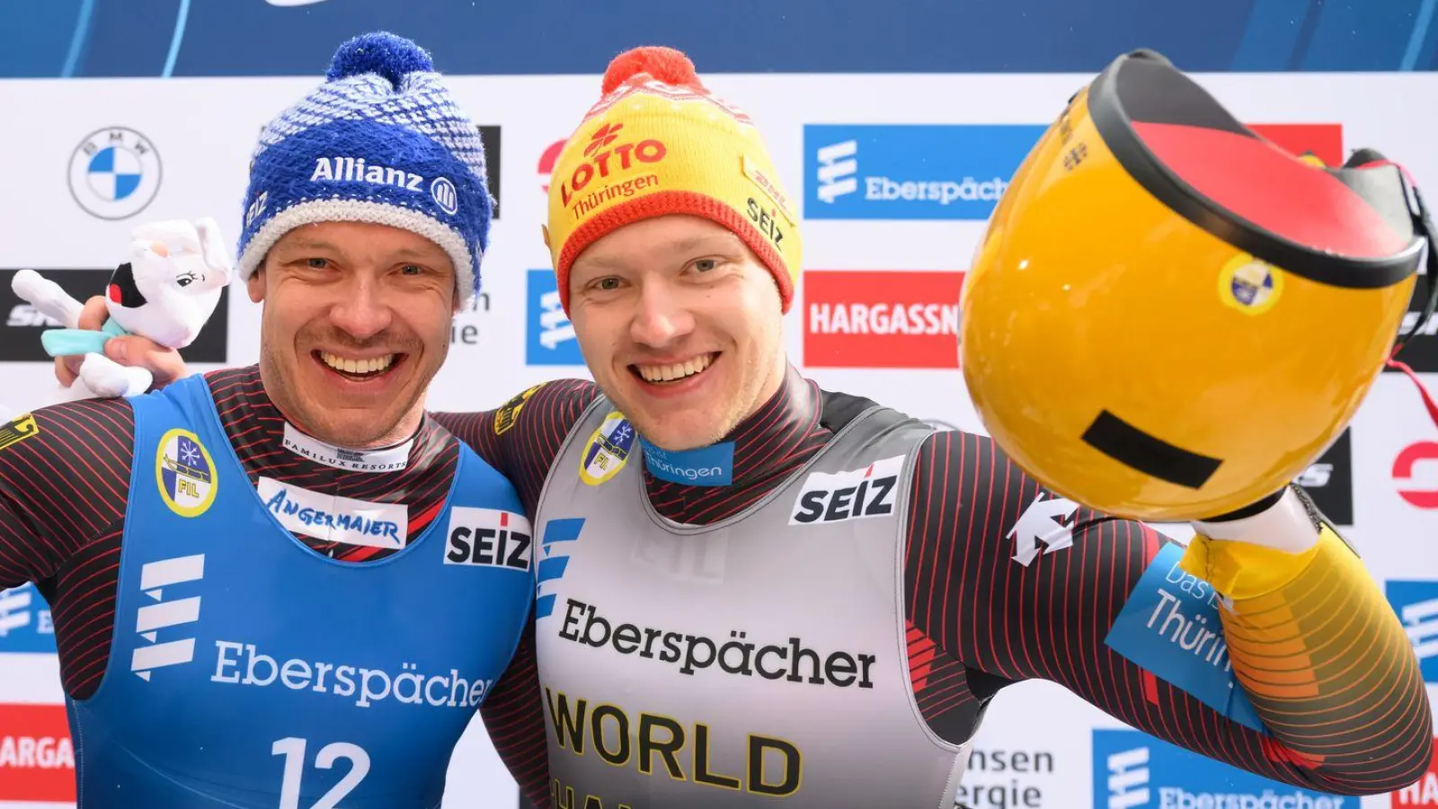 Sieger Max Langenhan (r) und der Zweitplatzierte Felix Loch jubeln im Ziel. (Foto: Robert Michael/dpa)