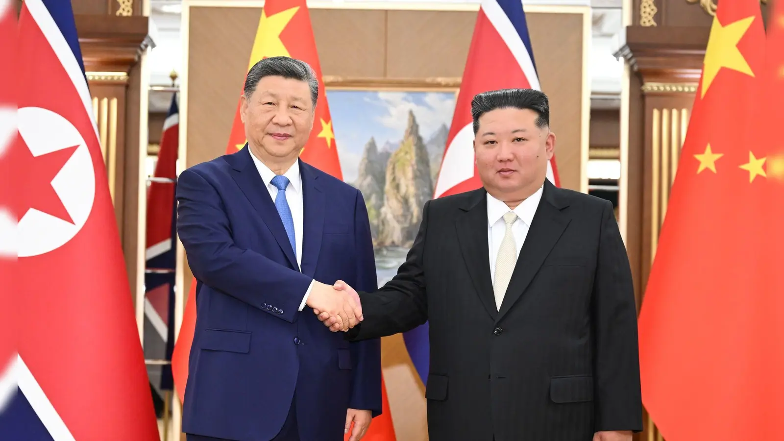 Der nordkoreanische Machthaber Kim Jong Un empfängt den chinesischen Präsidenten Xi Jinping.  (Foto: Yan Yan/XinHua/dpa)