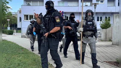 Die Polizei ist mit vielen Kräften vor Ort.  (Foto: -/RGB Medienwerkstatt/dpa)