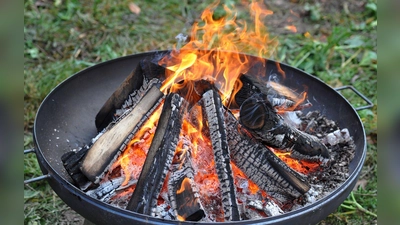 Damit's gemütlich wird: In offenen Feuerschalen lieber Holz von Laubbäumen statt Nadelbäumen verwenden – das brennt ruhiger. (Foto: Patrick Pleul/dpa/dpa-tmn)