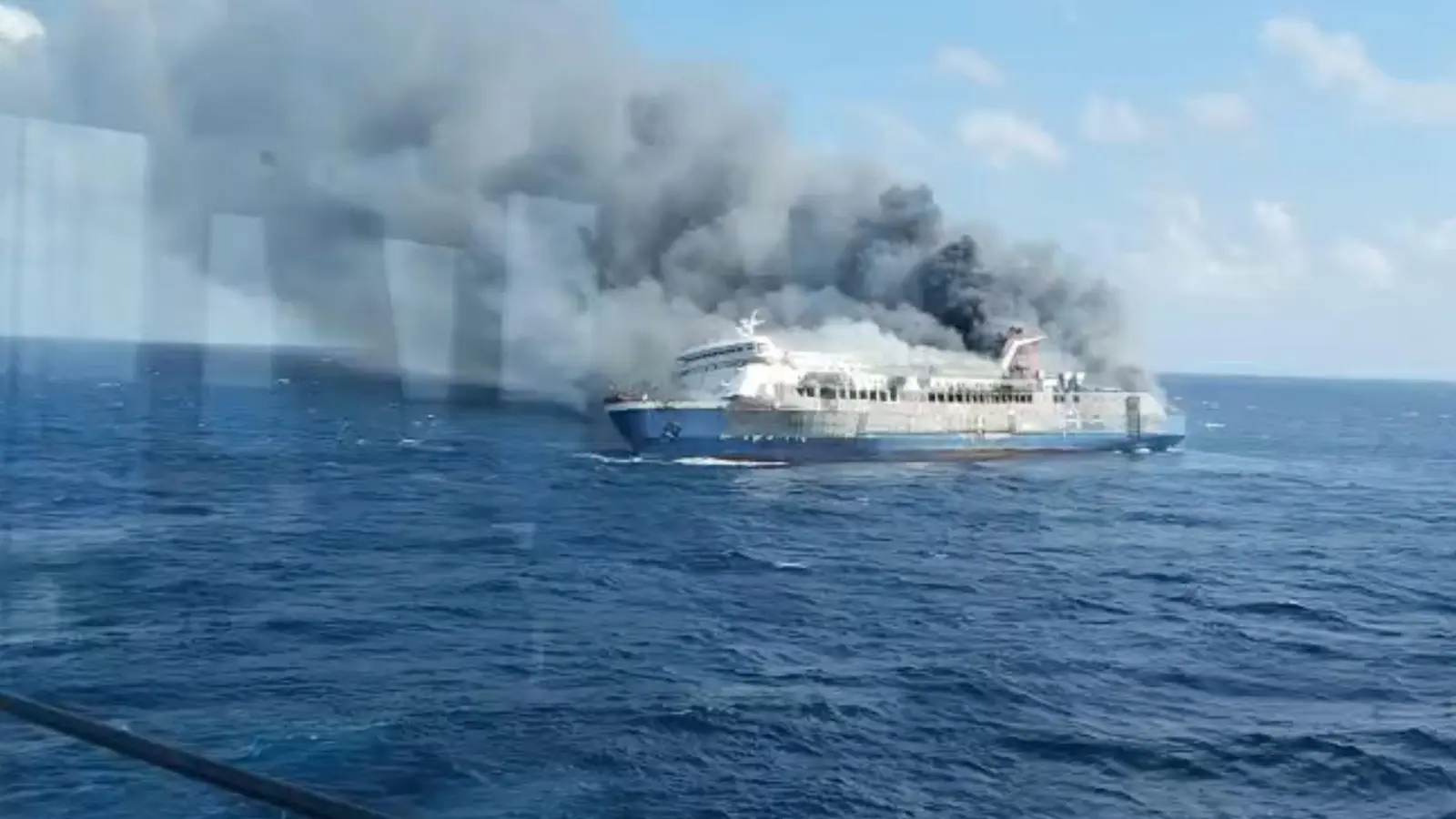 Plötzlich gerät ein Schiff auf See in Indonesien in Brand. Für einige der mehr als 270 Menschen an Bord kommt jede Hilfe zu spät. (Foto: -/BASARNAS/AP/dpa)