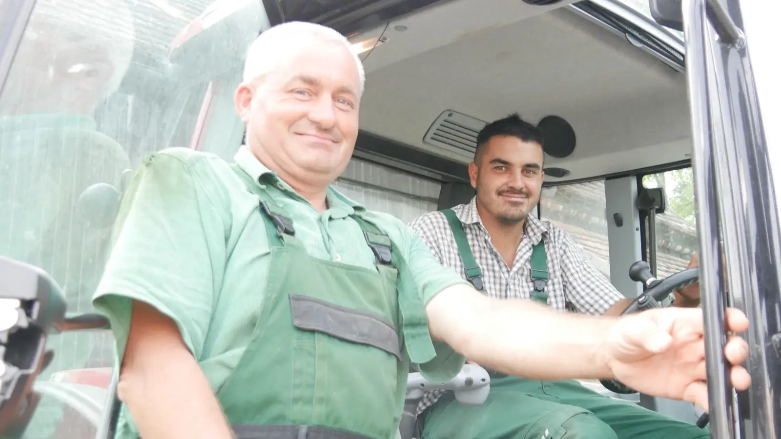 Fühlt sich wohl am Steuer eines Schleppers: Tom Herrmann (rechts) mit seinem Chef Horst Hupp. (Foto: Ulli Ganter)