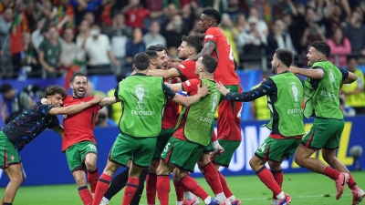 Die Portugiesen jubeln nach dem letzten verwandelten Elfmeter. (Foto: Uwe Anspach/dpa)