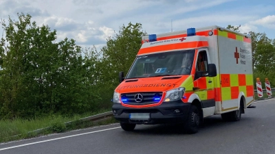 Mit einem Rettungswagen im Einsatz stieß ein 18-Jähriger zusammen.  (Symbolbild: Manfred Blendinger)