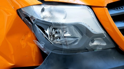 Das kann teuer werden: Auch die Reparatur vergleichsweise harmlos aussehender Schäden am Auto kann viele tausend Euro kosten. Die Allianz will durchsetzen, dass mehr Reparaturen mit gebrauchten Teilen erlaubt werden. (Symbolbild) (Foto: Sven Hoppe/dpa)