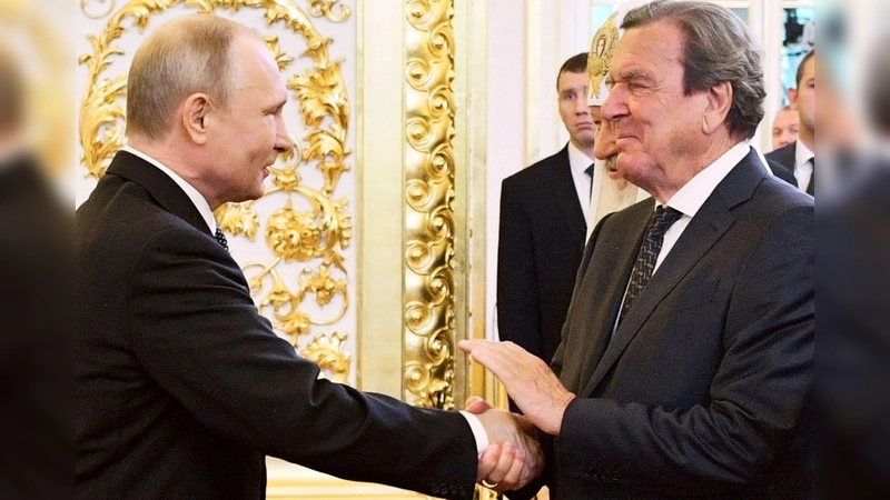 Ex-Bundeskanzler Gerhard Schröder und Kremlchef Wladimir Putin hatten nach russischen Angaben ein Vieraugengespräch. (Archivbild) (Foto: Alexei Druzhinin/POOL SPUTNIK KREMLIN/AP/dpa)