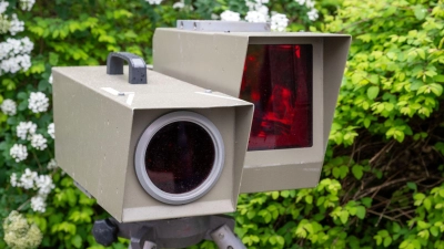 Die Polizei konnte den Blitzer inzwischen wieder enthüllen und einsatzbereit machen. (Symbolbild) (Foto: Pia Bayer/dpa)