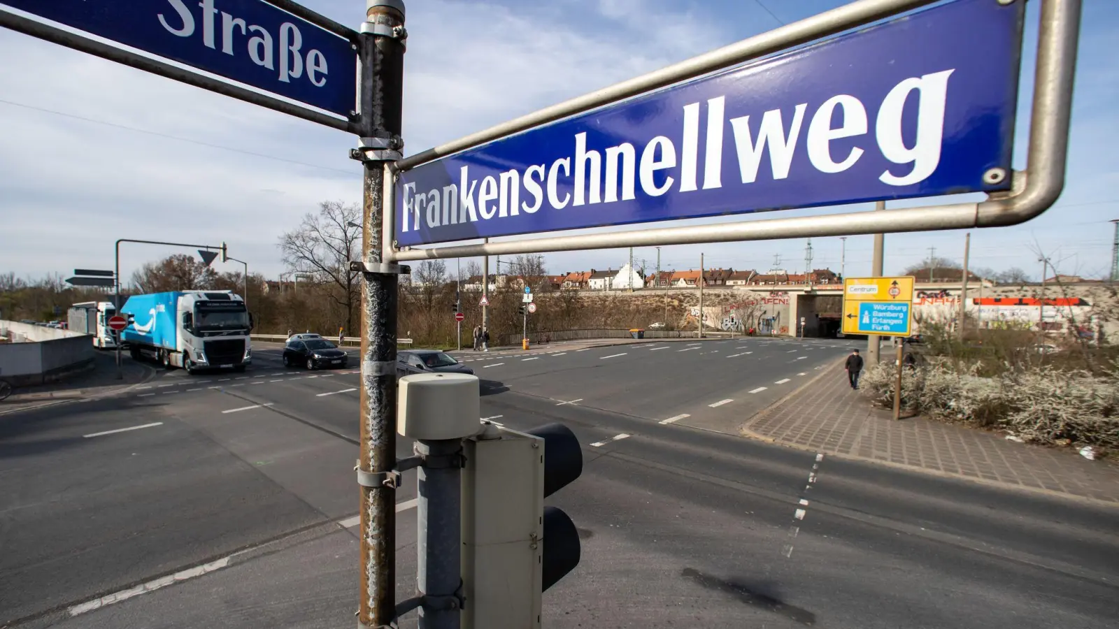 Um den geplanten Ausbau des Frankenschnellwegs in Nürnberg wird bereits seit Jahren gestritten. (Archivbild) (Foto: Daniel Karmann/dpa)