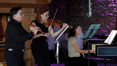 Exzellentes Trio: der Flötist Luigio Lupo, die Geigerin Rosella Croce und die Cembalistin Anna Fontana bei den Lehrberger Mühlenkonzerten. (Foto: Thomas Wirth)
