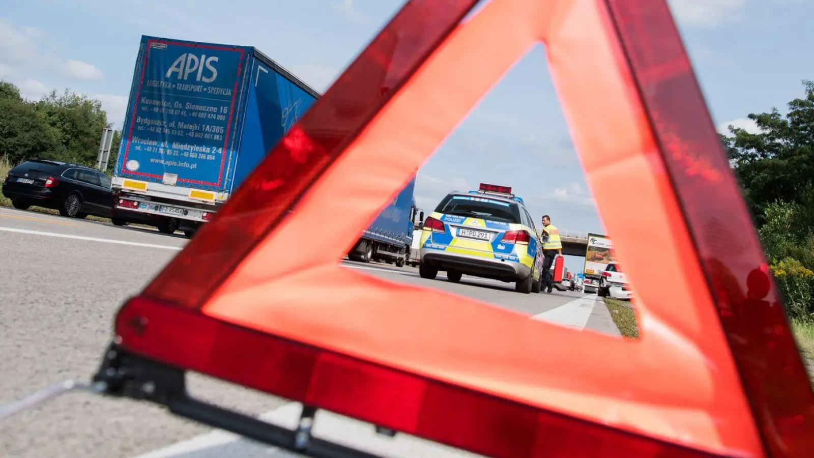 Ein Schwertransport-Begleitfahrzeug ist bei Schnelldorf auf der A6 in mehrere Baustellen-Absperrungen gekracht. (Symbolbild: Julian Stratenschulte/dpa)