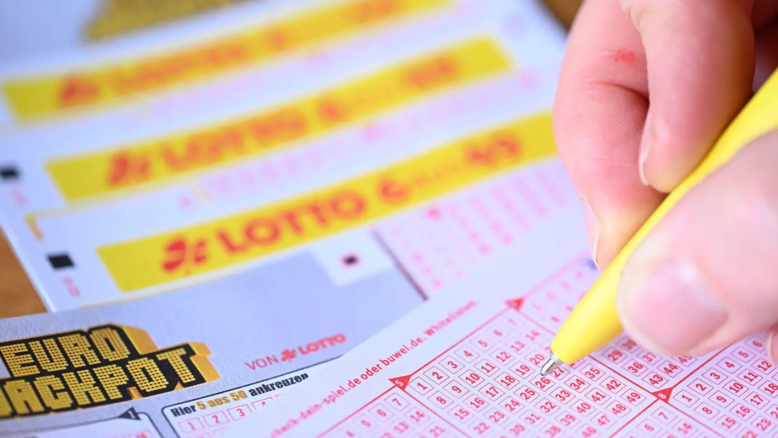 Ein oder mehrere Spieler aus Hessen dürfen sich über fast 88 Millionen Euro Gewinn bei der Lotterie Eurojackpot freuen. (Foto: Bernd Weißbrod/dpa)