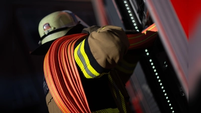 Die Feuerwehr konnte eine Verbreitung des Feuers verhindern. (Symbolbild) (Foto: Marijan Murat/dpa)
