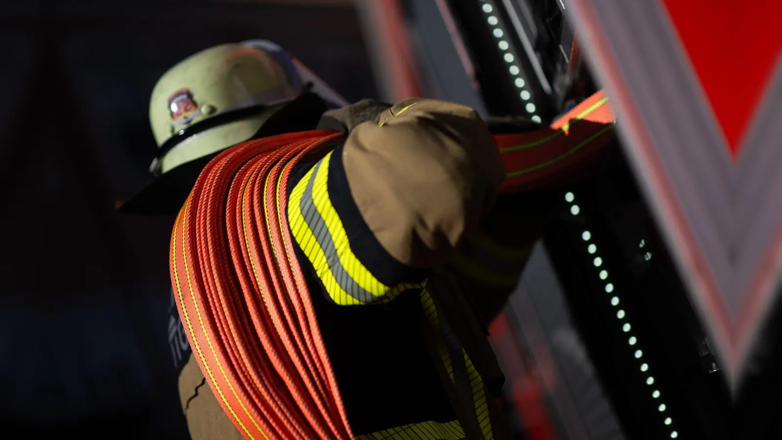 Die Feuerwehr konnte eine Verbreitung des Feuers verhindern. (Symbolbild) (Foto: Marijan Murat/dpa)