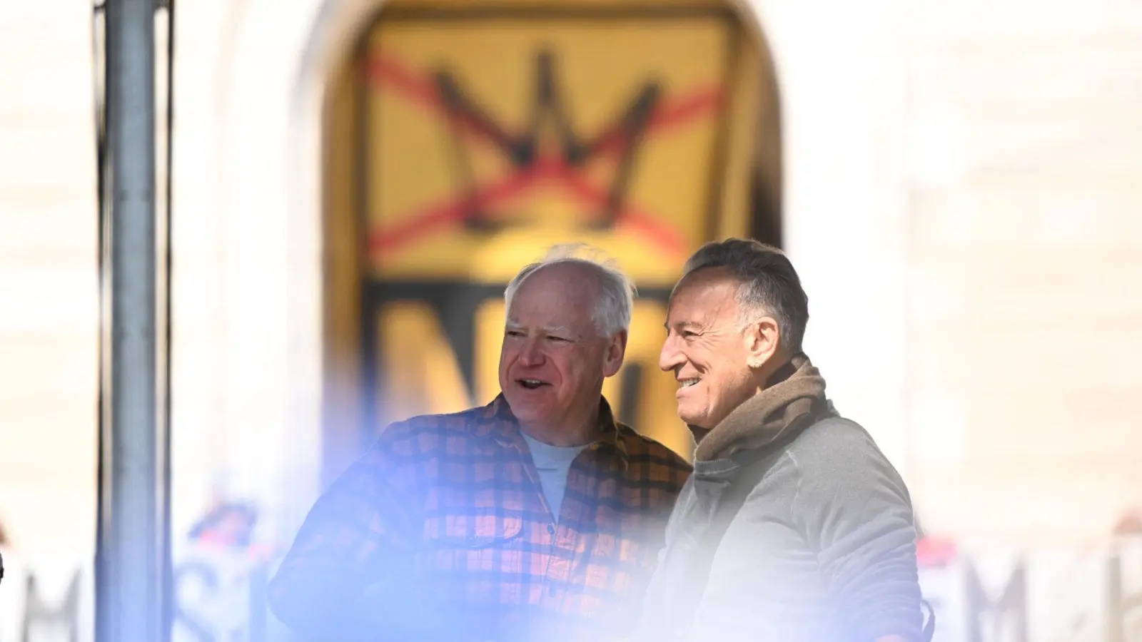 Donald Trump (nicht im Bild) teilt erneut gegen Bruce Springsteen (rechts, mit Gouverneur Tim Walz) aus. (Archivbild) (Foto: Tom Baker/FR172309 AP/AP/dpa)