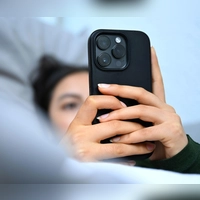 Alarmsignal: Stellen Unbekannte in Chats Kontaktanfragen und schmeicheln Minderjährigen auffällig, ist allerhöchste Vorsicht geboten. (Foto: Elisa Schu/dpa)