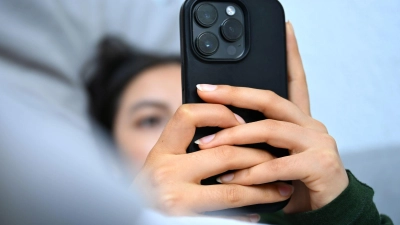 Alarmsignal: Stellen Unbekannte in Chats Kontaktanfragen und schmeicheln Minderjährigen auffällig, ist allerhöchste Vorsicht geboten. (Foto: Elisa Schu/dpa)