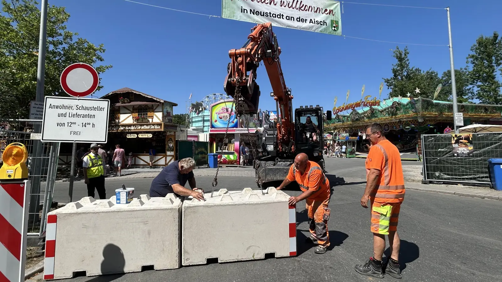 Die neuen Sicherheitspoller am Eingang zum Festplatz sollen für mehr Sicherheit auf der Neustädter Kirchweih sorgen. (Foto: Ute Niephaus)