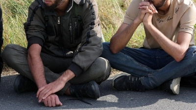 Von Februar an stieg die Zahl unerlaubt eingereister Geflüchteter zunächst kontinuierlich an (Symbolbild). (Foto: Bernd Wüstneck/dpa)