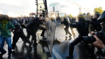 Die Schulproteste in Frankreich dauern an. (Foto: Teresa Suarez/AP/dpa)