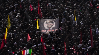 Die Trauerfeiern dauern mehrere Tage (Archivbild).  (Foto: Altaf Qadri/AP/dpa)