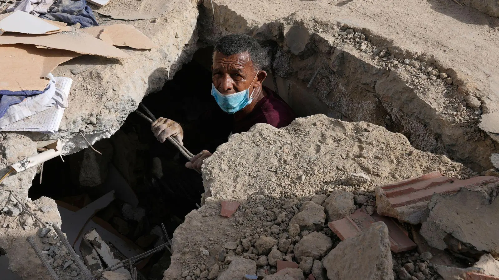 Helfer suchen teils mit bloßen Händen nach Verschütteten. (Foto: Ariana Cubillos/AP/dpa)