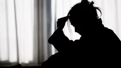 Depressionen ziehen laut AOK Bayern langwierige Krankschreibungen nach sich. (Symbolbild) (Foto: Julian Stratenschulte/dpa)
