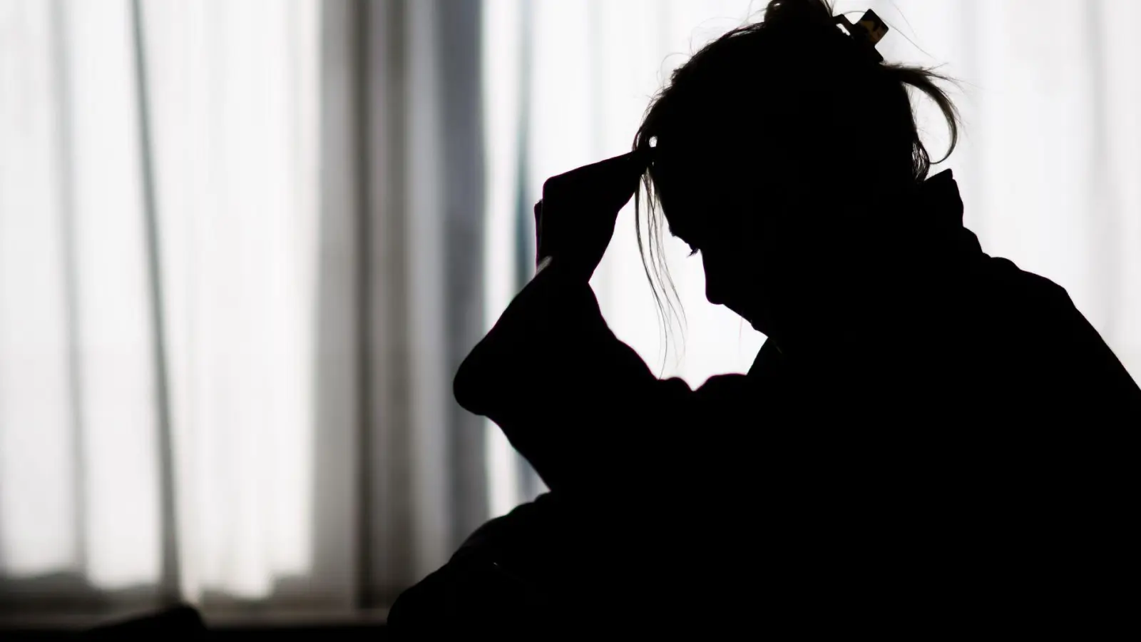 Depressionen ziehen laut AOK Bayern langwierige Krankschreibungen nach sich. (Symbolbild) (Foto: Julian Stratenschulte/dpa)