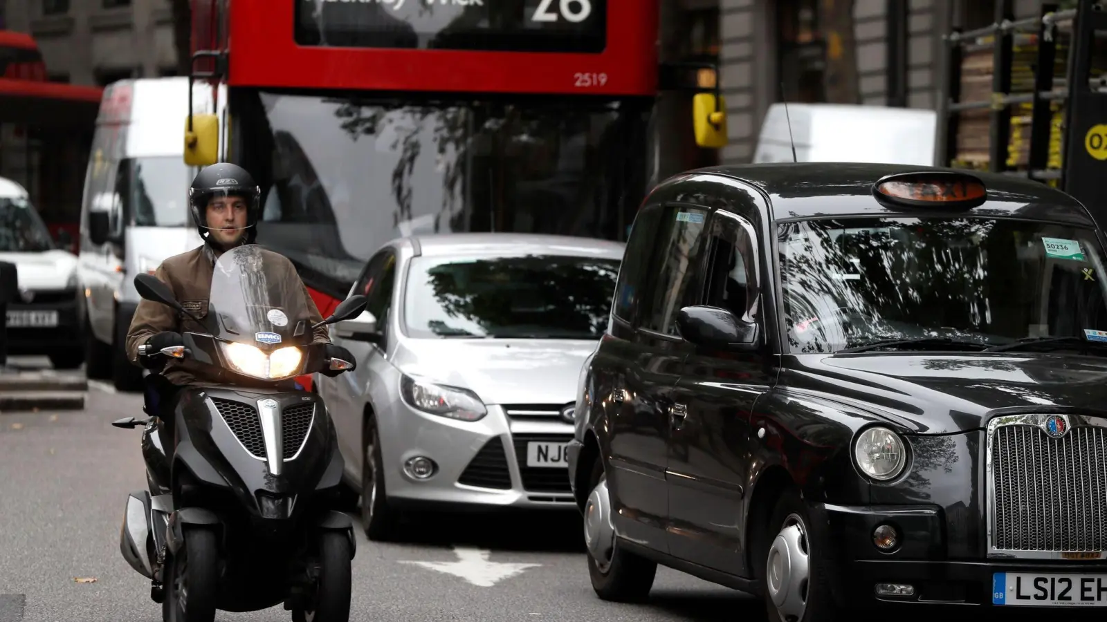 Eine Straße in der Londoner Innenstadt: Möglicherweise gilt hier eine spezielle Emissions-Regelung. (Foto: Kirsty Wigglesworth/AP/dpa)