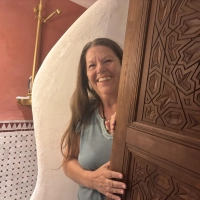 Uschi Schuth ist Heilpraktikerin, Musikerin und Bauarbeiterin, wie sie selbst über sich sagt. In der Casa Orientale hat sie alles selbst gemacht.  (Foto: Nicole Gunkel)