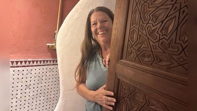 Uschi Schuth ist Heilpraktikerin, Musikerin und Bauarbeiterin, wie sie selbst über sich sagt. In der Casa Orientale hat sie alles selbst gemacht.  (Foto: Nicole Gunkel)