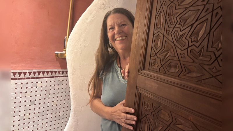Uschi Schuth ist Heilpraktikerin, Musikerin und Bauarbeiterin, wie sie selbst über sich sagt. In der Casa Orientale hat sie alles selbst gemacht.  (Foto: Nicole Gunkel)