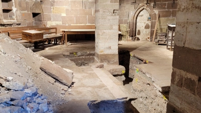 Auch im Innern des Klosterchores müssen Bohrpfeiler gesetzt werden. Deswegen hat hier zuvor ein Archäologe gegraben. (Foto: Nina Daebel)