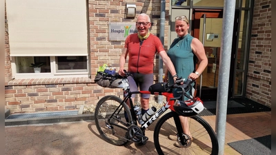 Petersaurachs Gemeinderat Andreas de Groot am Ziel der Spndenradtour mit der Leiterin des Hospizhuuses Leer, Wiebke Rose (Foto: Tjarko Tjaden)