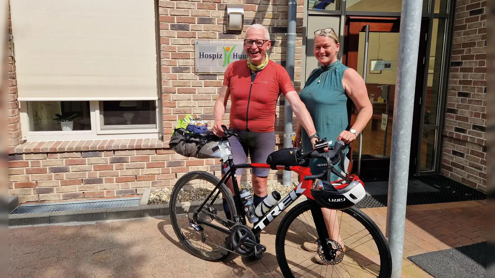 Petersaurachs Gemeinderat Andreas de Groot am Ziel der Spndenradtour mit der Leiterin des Hospizhuuses Leer, Wiebke Rose (Foto: Tjarko Tjaden)