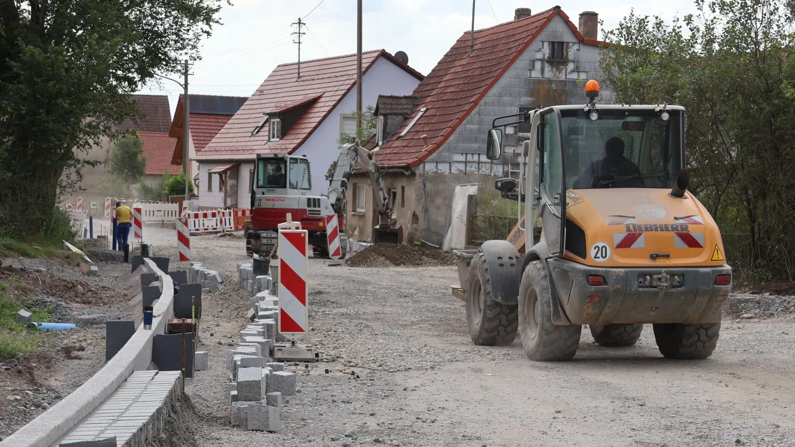 Erste Bordsteine der künftigen Bundesstraße 286 in Ziegenbach sind gesetzt. Bis zur Fertigstellung der Ortsdurchfahrt wird aber wohl noch mehr als ein Jahr vergehen. (Foto: Andreas Reum)