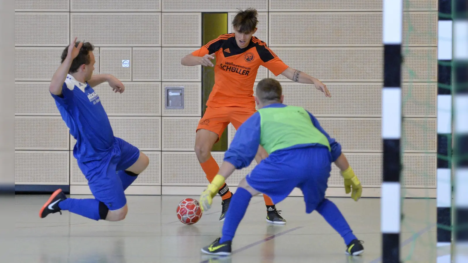 Szene der Begegnung SG Herrieden (in Orange) gegen TSV Brodswinden vom bis dato letzten Frankenhöhe-Cup im Dezember 2018 in Burgbernheim. (Archivfoto: Martin Rügner)