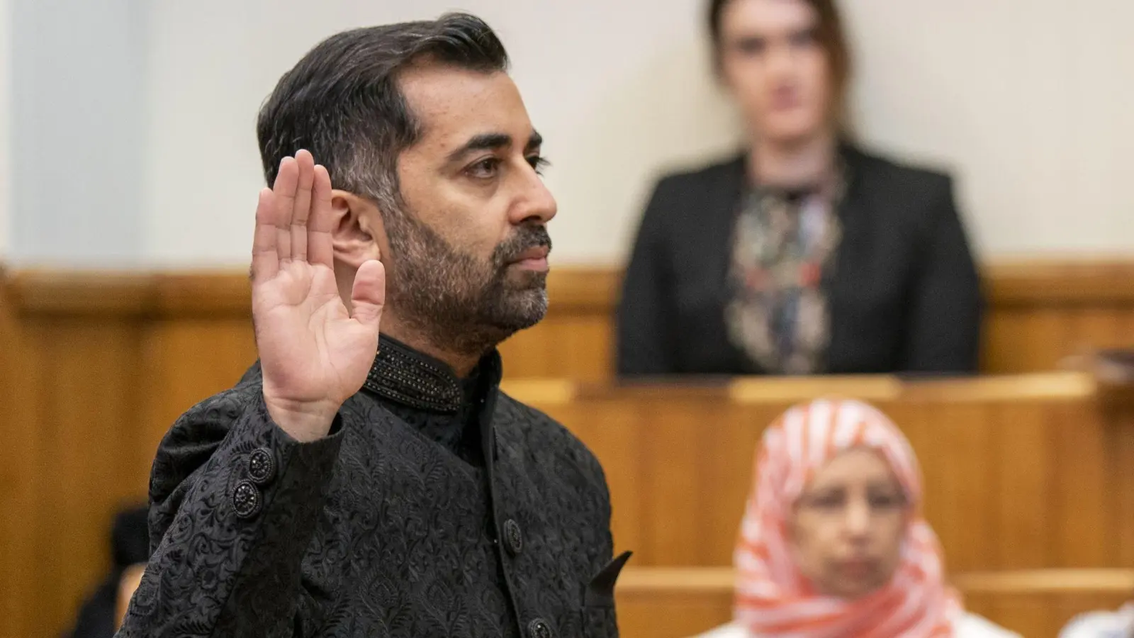 Schottlands neuer Regierungschef Humza Yousaf legt den Eid ab, als er im Court of Session in Edinburgh als „First Minister“ vereidigt wird. (Foto: Jane Barlow/PA Wire/dpa)