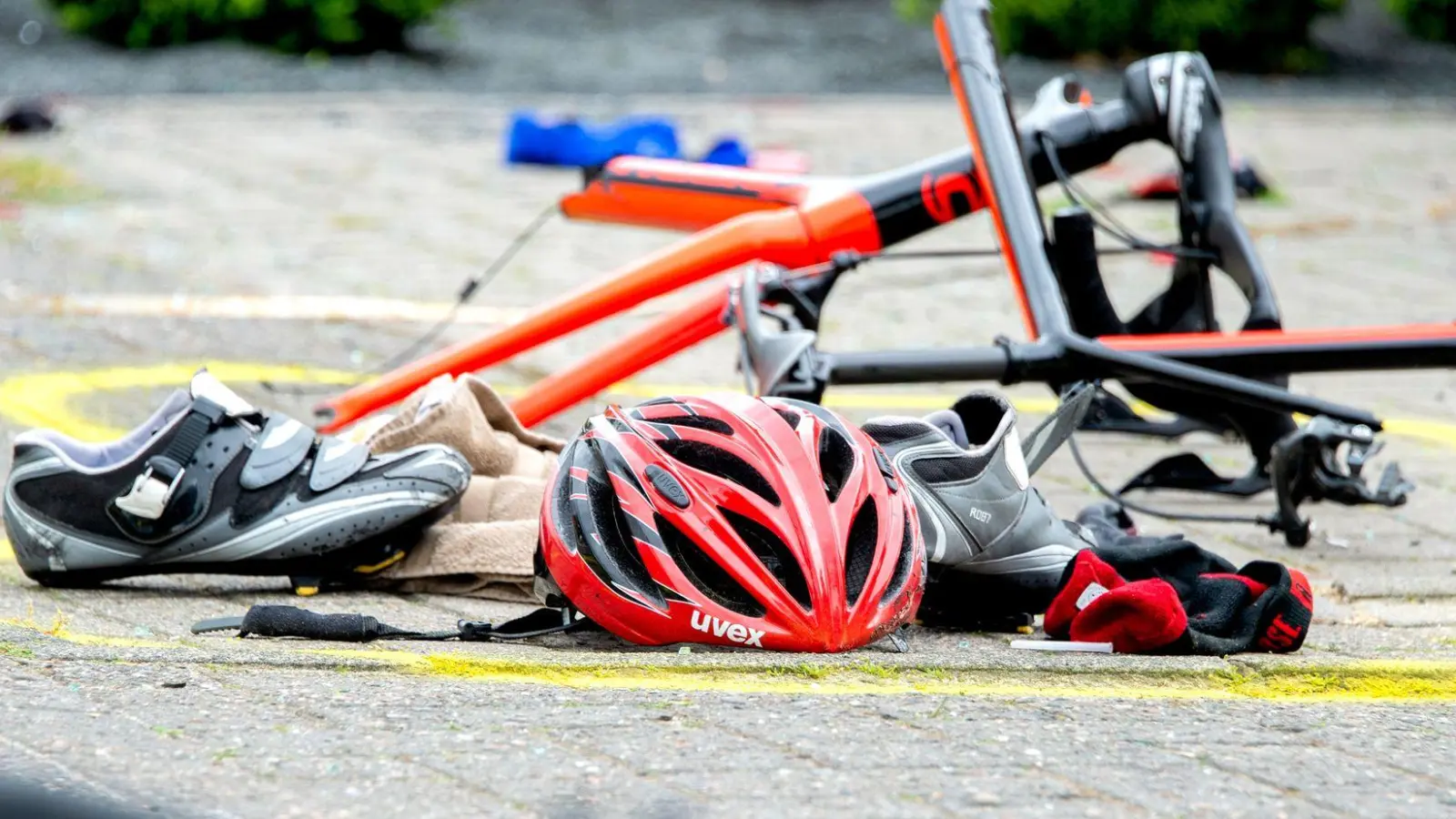 Der Radfahrer stürzte und erlitt schwere Verletzungen am Kopf und Becken. (Symbolbild) (Foto: Hauke-Christian Dittrich/dpa)