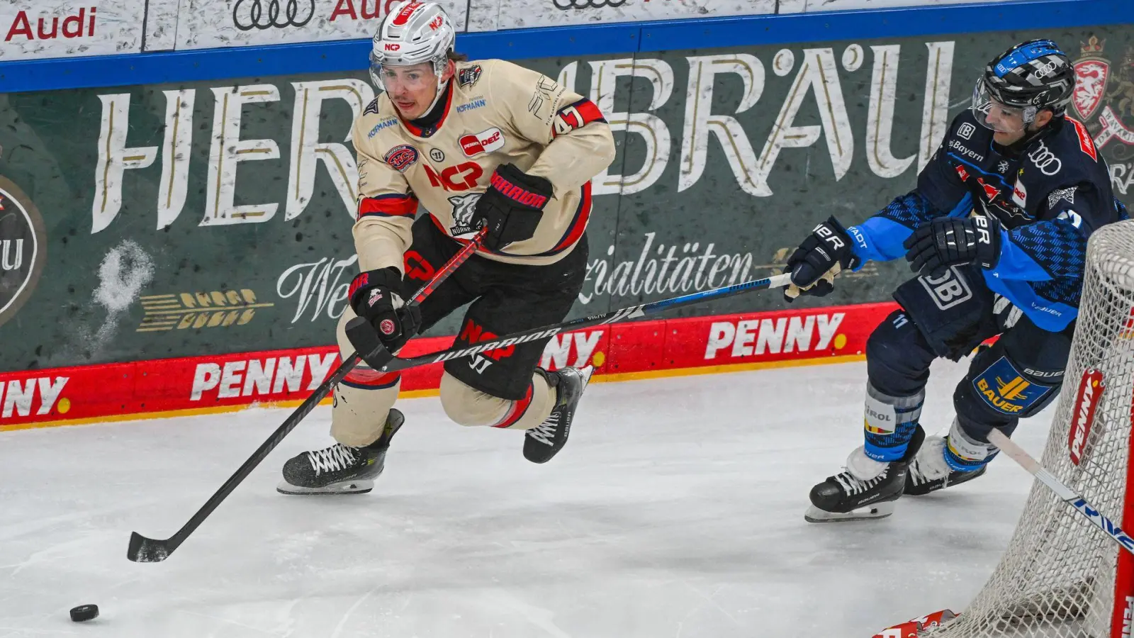 Owen Headrick spielt auch 2025/26 in Nürnberg. (Foto: Armin Weigel/dpa)