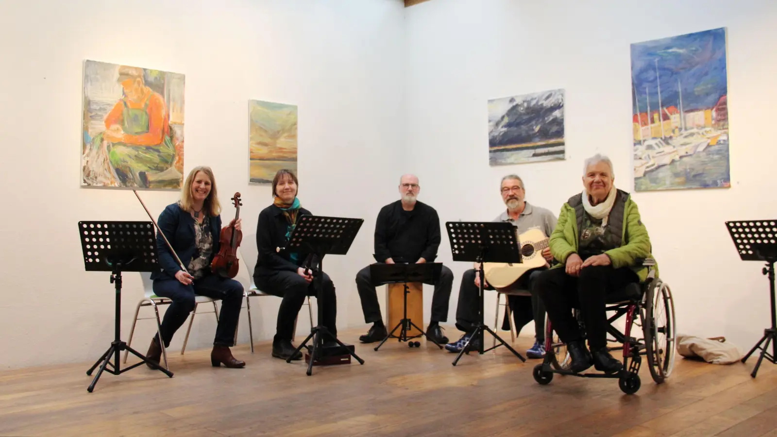 In der Hilsbacher Kunsthalle (von links): Ute Köhler, Crista Stiegel, Jens Knaudt und Rene Steib umrahmten die Vernissage zur Ausstellung von Hiltrud Treiber. (Foto: Jens Plackner)