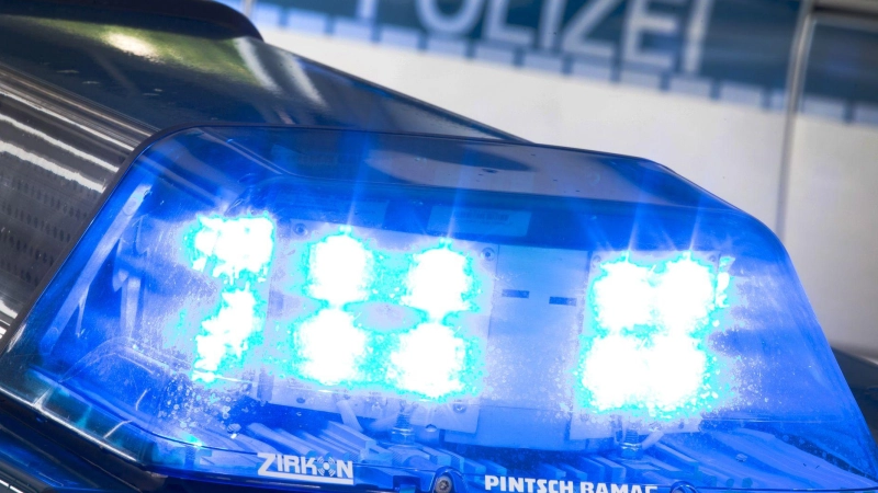 Beziehungsstreit in Ansbach: Ein 35-Jähriger schlug die Heckscheibe am Auto seiner Freundin ein. (Symbolbild: Friso Gentsch/dpa)