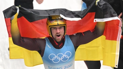 Rodler Johannes Ludwig feiert den Olympiasieg. (Foto: Robert Michael/dpa-Zentralbild/dpa)