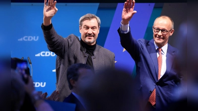 Markus Söder und Friedrich Merz wollen auf dem CSU-Parteitag wieder Einigkeit demonstrieren. (Archivfoto) (Foto: Oliver Berg/dpa)