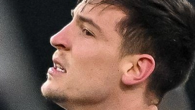 Augsburgs Keven Schlotterbeck freut sich auch über einen weniger schön heraus gespielten Sieg. (Foto: Harry Langer/dpa)