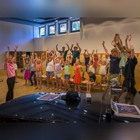 „Novalie sagt“ – eine Abwandlung des Spiels „Simon Says“ – ist bei den Kindern ein beliebtes Spiel. (Foto: René Chlopotowski)