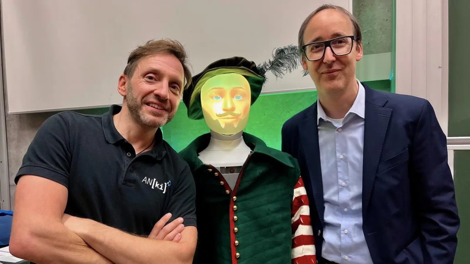 Menschlich nachgestellt: Der als Simon Marius verkleidete Roboterkopf mit Prof. Dr. Sigurd Schacht (rechts) und Laboringenieur Johannes Scholl (links). (Foto: Paul Wiese)