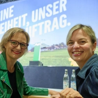 Grünen-Bundesvorsitzende Franziska Brantner (l) und die Fraktionsvorsitzende der bayerischen Grünen, Katharina Schulze (r), sprachen am Landesparteitag über Freiheit. (Foto: Peter Kneffel/dpa)