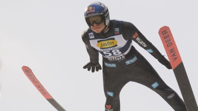 Andreas Wellinger holte sich zum Abschluss des Heimspringens in Willingen den Sieg. (Foto: Swen Pförtner/dpa)